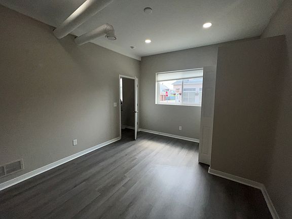 5th image of 2433 Pulaski St