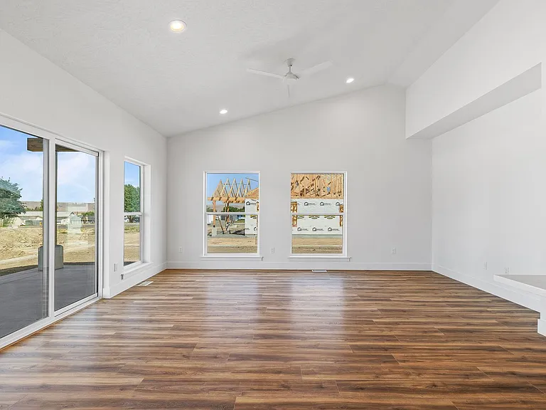 2143 Birch Ave — Photo 4