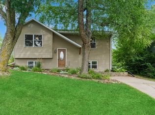 125 Brook Cir, Pella, IA 50219