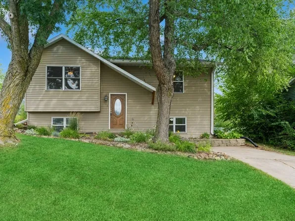 125 Brook Cir, Pella, IA 50219