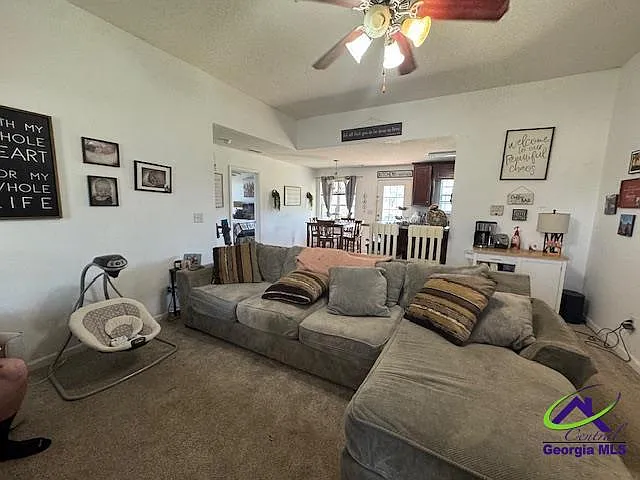 3 bed, 2.0 bath, 1231 sqft, $1,600 — Photo 2