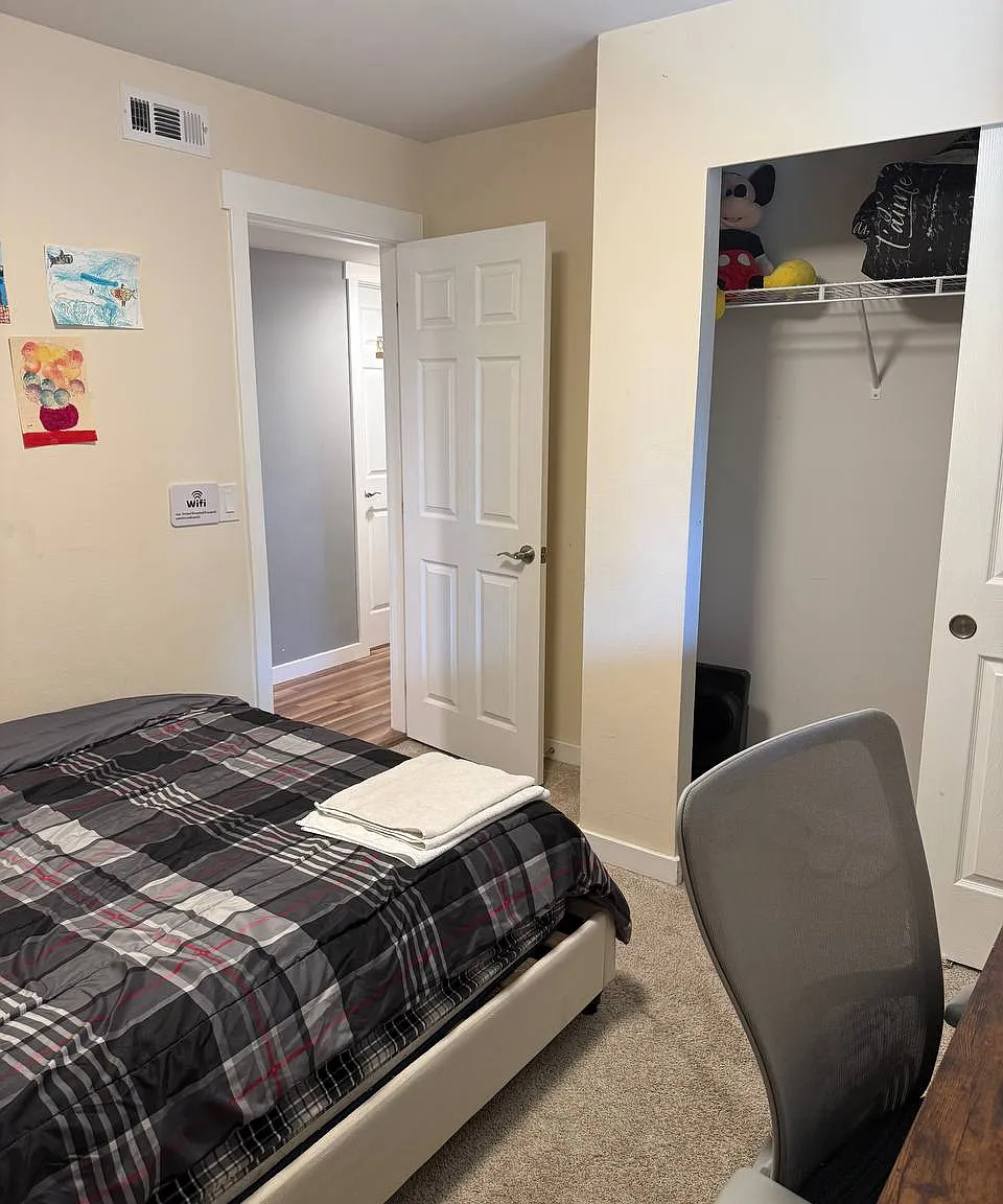 5 bed, 2500 sqft, $1,200 — Photo 1