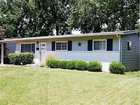 3rd image of 215 Francisca Dr