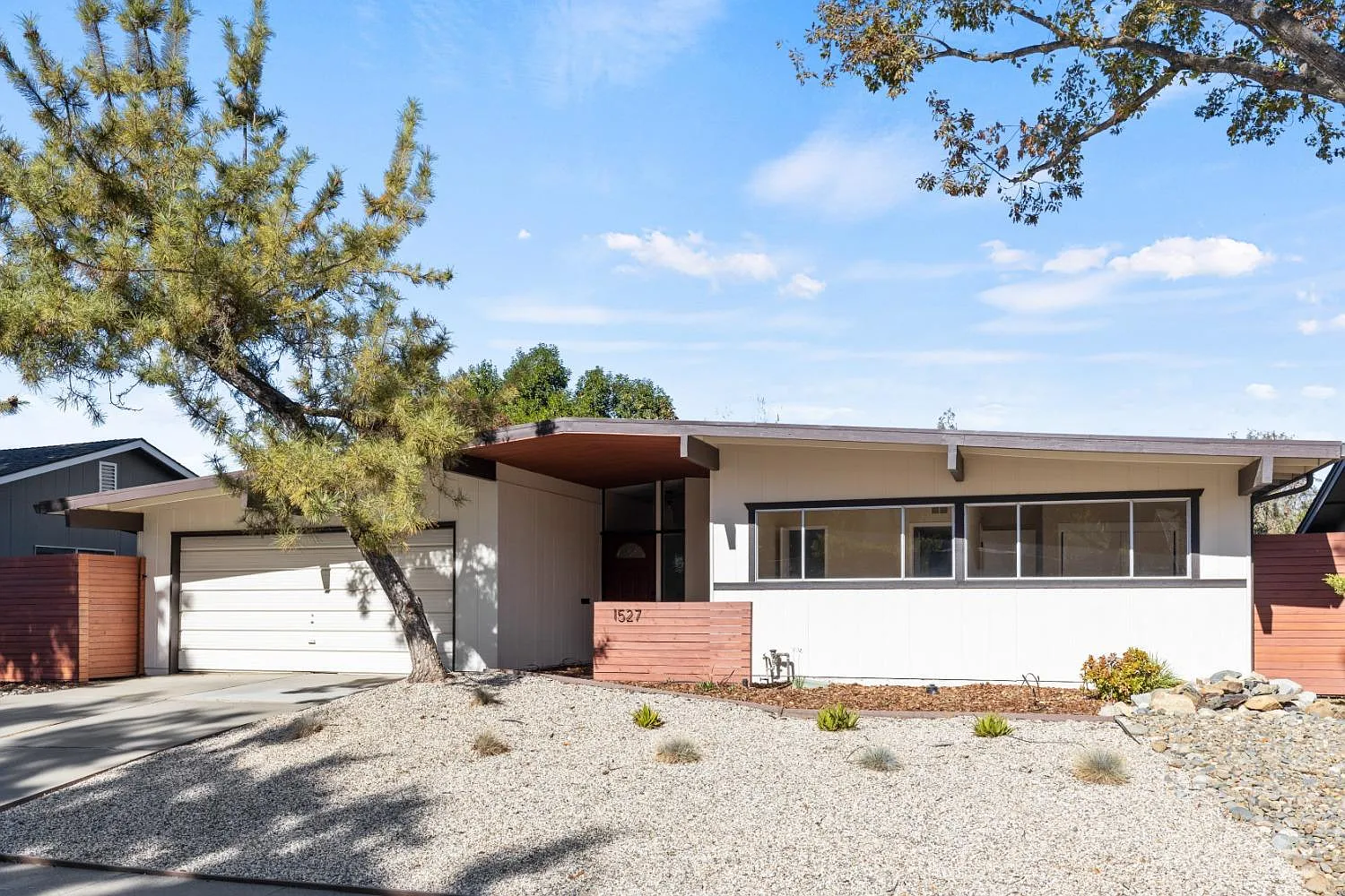 1527 Brown Dr photo 1