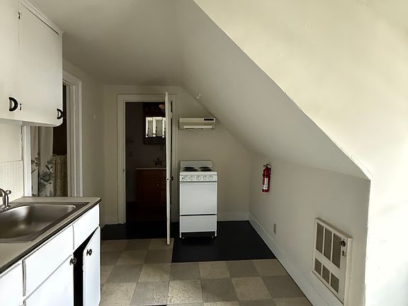 4th image of 247 S Winooski Ave #3