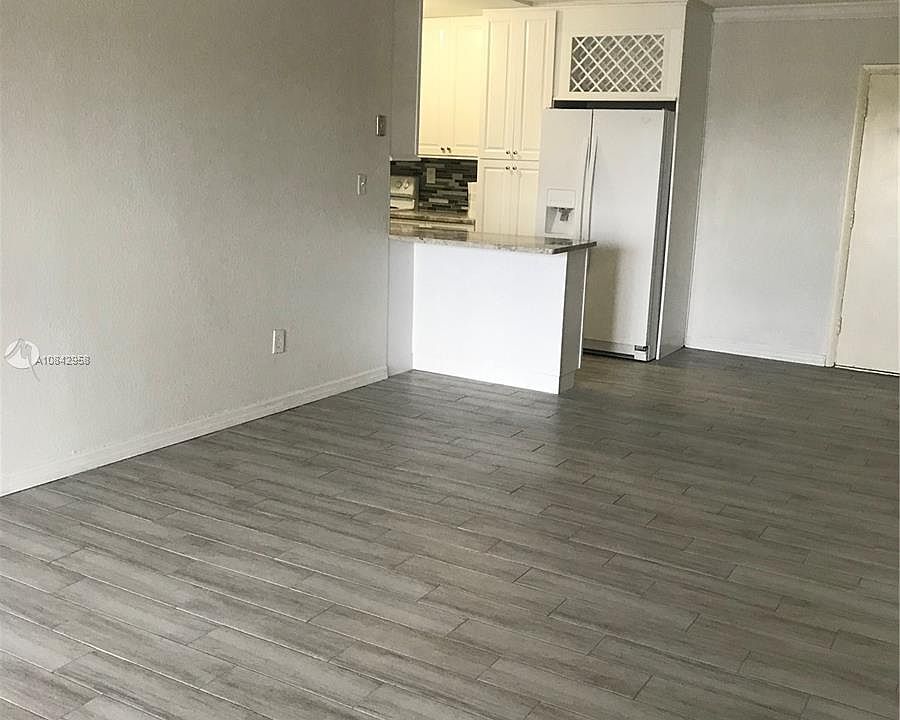 1st image of 900 SW 84th Ave APT 402C