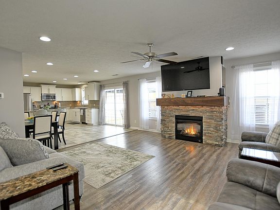 4th image of 832 Groveview Ct
