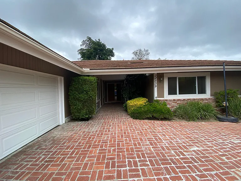 22539 Waterbury St — Photo 2