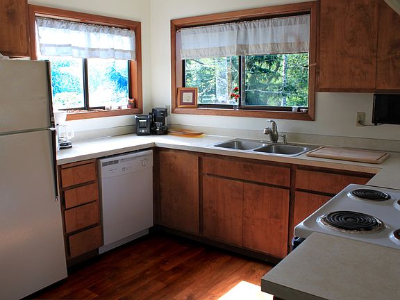 3rd image of 4832 Crab Ave W