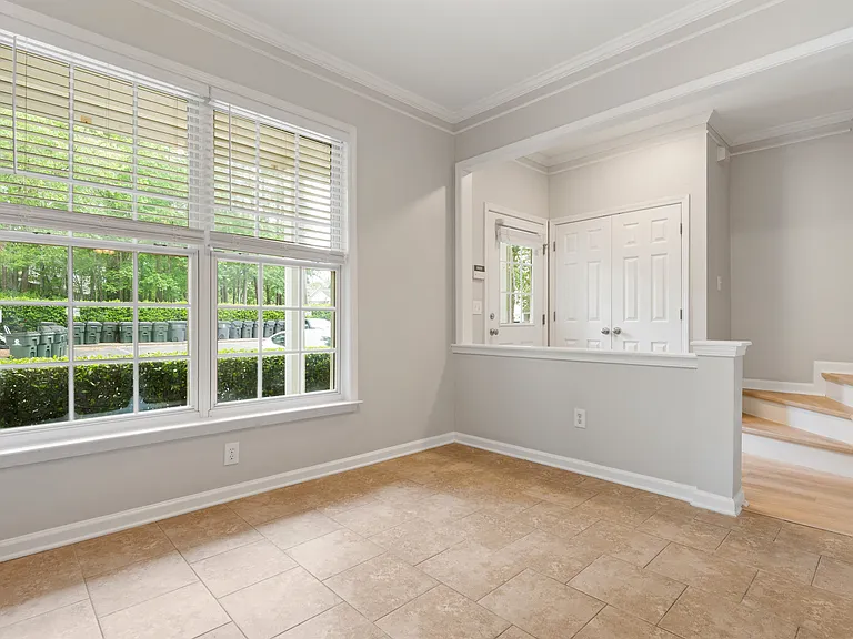 502 Canyon Lake Cir — Photo 4