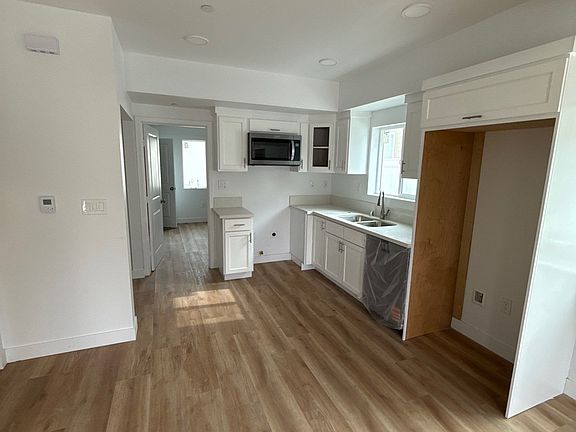 4th image of 412 S Grand Ave #412