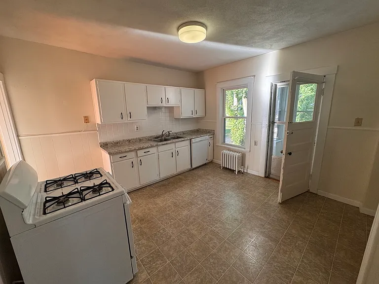 44 Wilson Ave — Photo 4