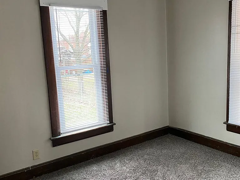 747 E Main St — Photo 18