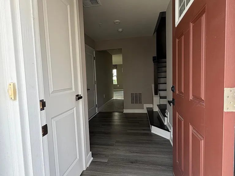149 Lawndale Dr — Photo 2