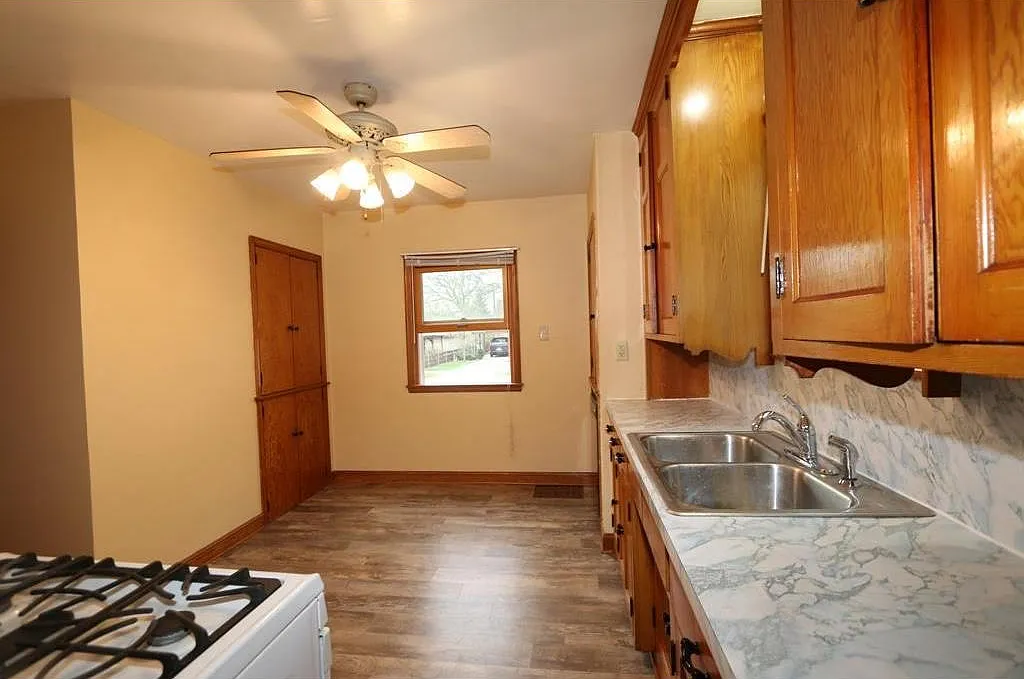 6 bed, 2410 sqft, $3,200 — Photo 4