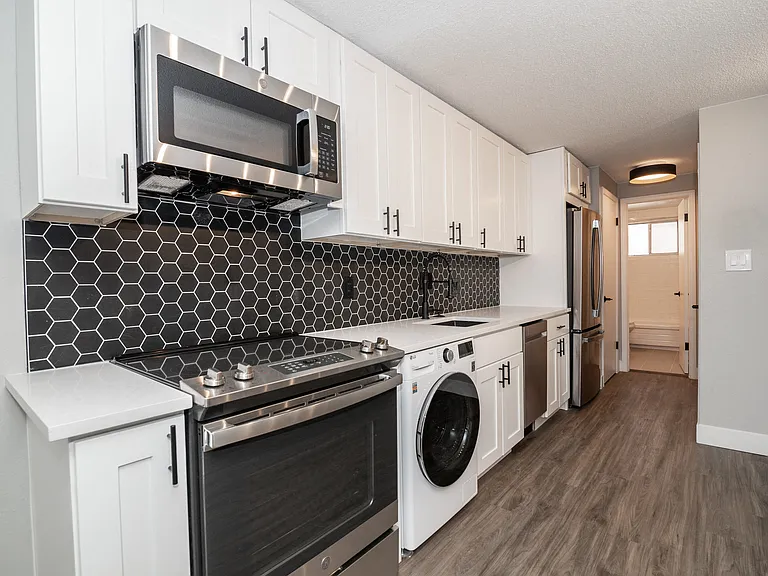 758 Clarkson — Photo 23