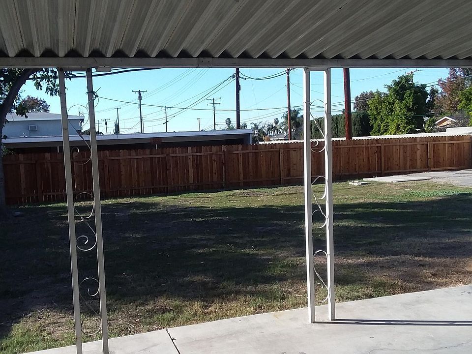 extra large fenced back yard.