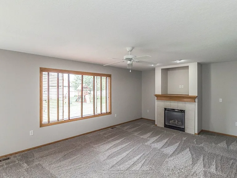340 NE Carefree Ln — Photo 2