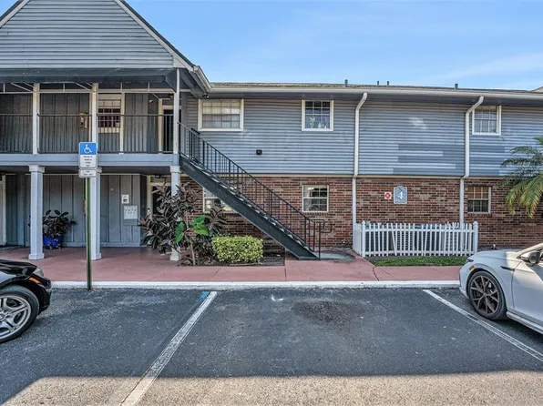 200 Country Club Dr APT 403, Largo, FL 33771