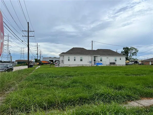 301-03 E Magnolia Dr, Chalmette, LA 70043