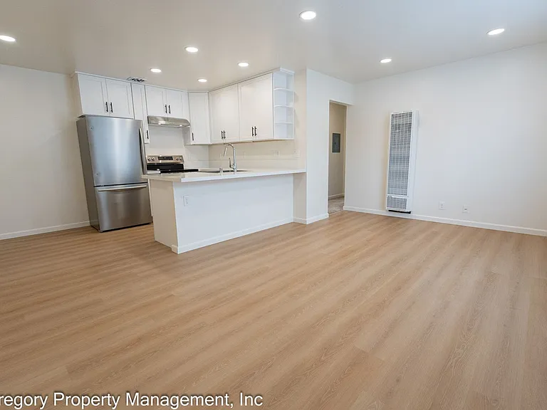1525 Schiller — Photo 16