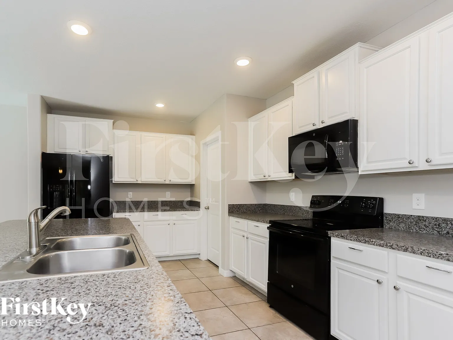 6 bed, 3.0 bath, 2634 sqft, $2,830 — Photo 4