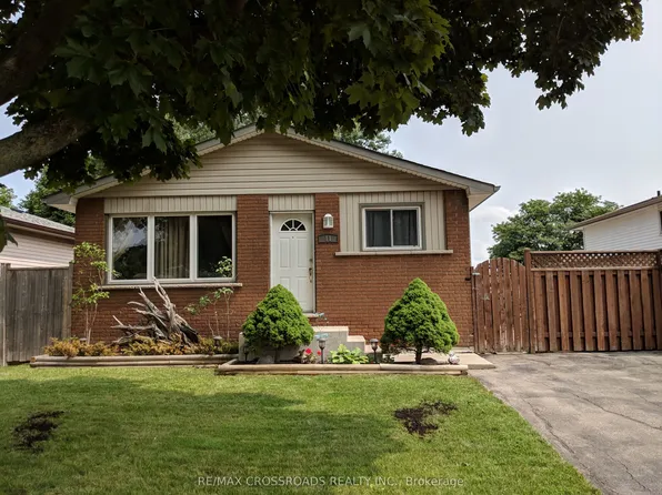 11 Lawnhurst Dr, Hamilton, ON L8V 4N8