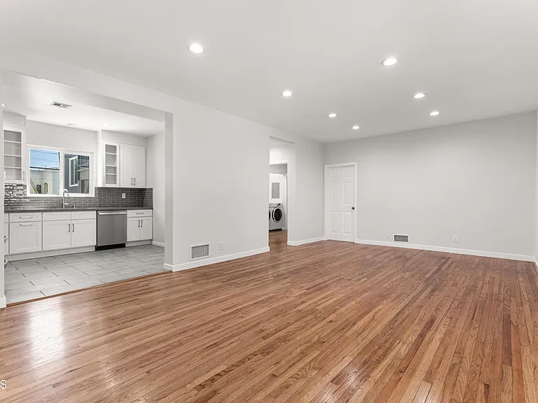 4606 Greenwood Pl — Photo 2