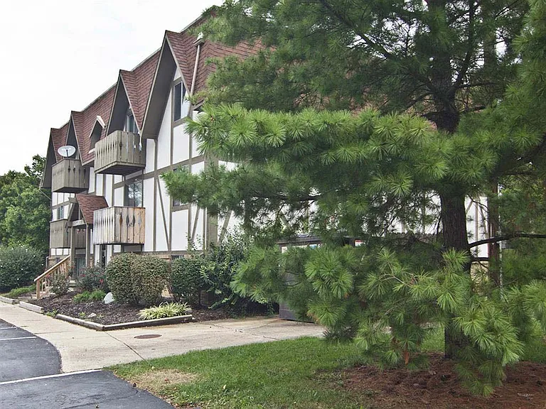 Camelot East Apartments — Photo 27