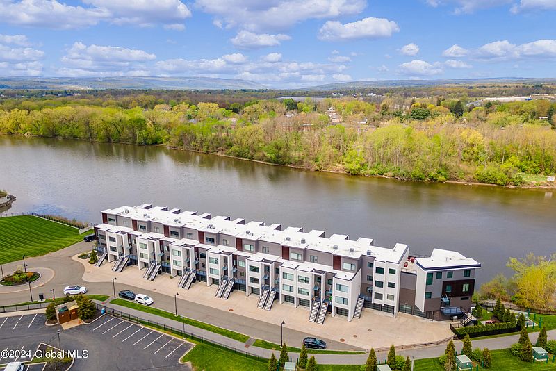 4th image of 304 Harborside Drive