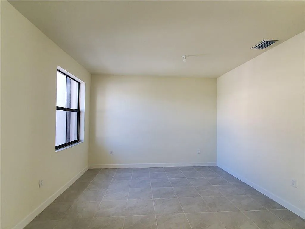 3 bed, 2.5 bath, 1412 sqft, $3,200 — Photo 3