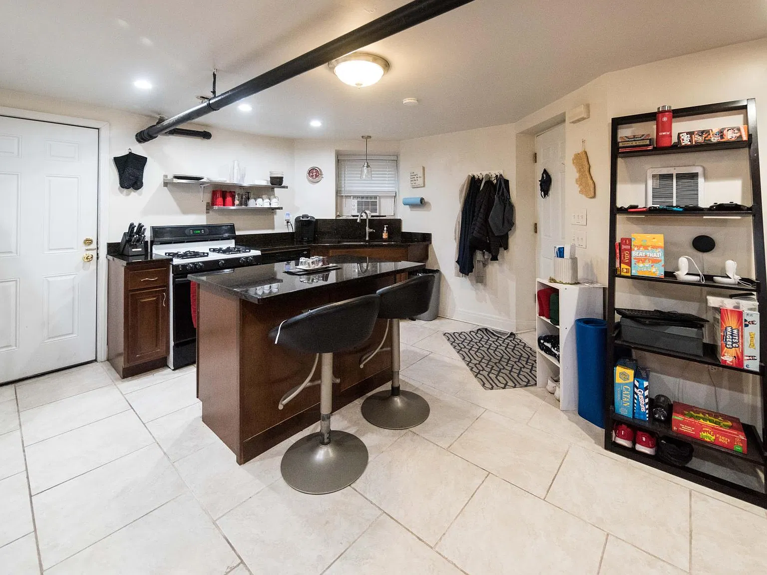 2 bed, 900 sqft, $1,900 — Photo 3