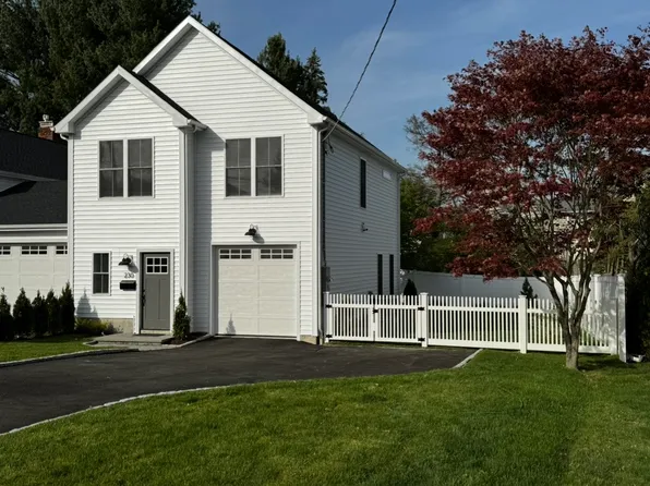 230 School St, Fairfield, CT 06824