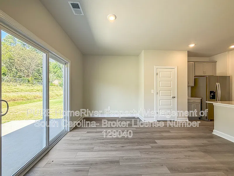 4 bed, 2.5 bath, 1934 sqft, $2,050 — Photo 2