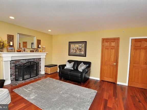4th image of 114 Woodview Ln