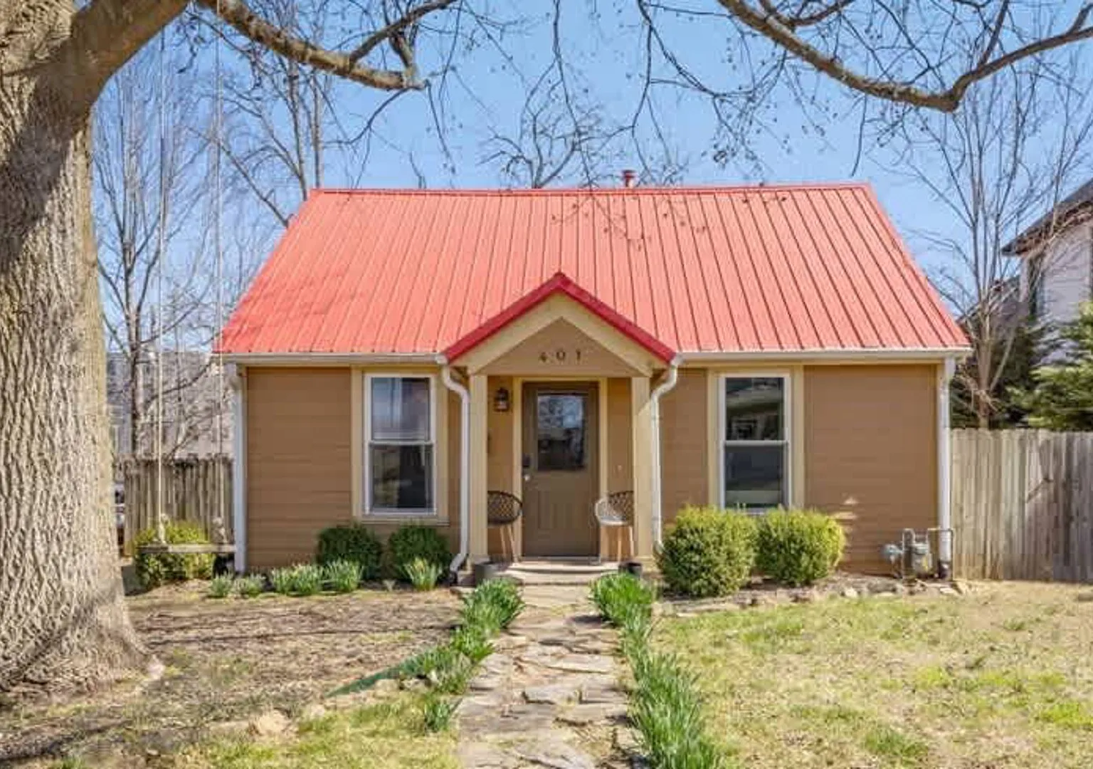 Little Red Roof-1/2 mi to Downtown-Along Bike Trail — Photo 1