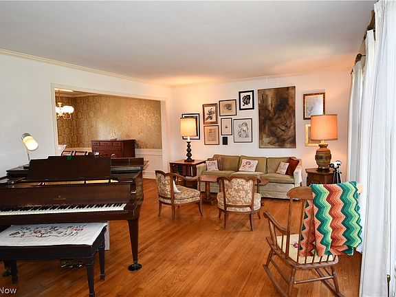 4th image of 8074 Deerpath Dr