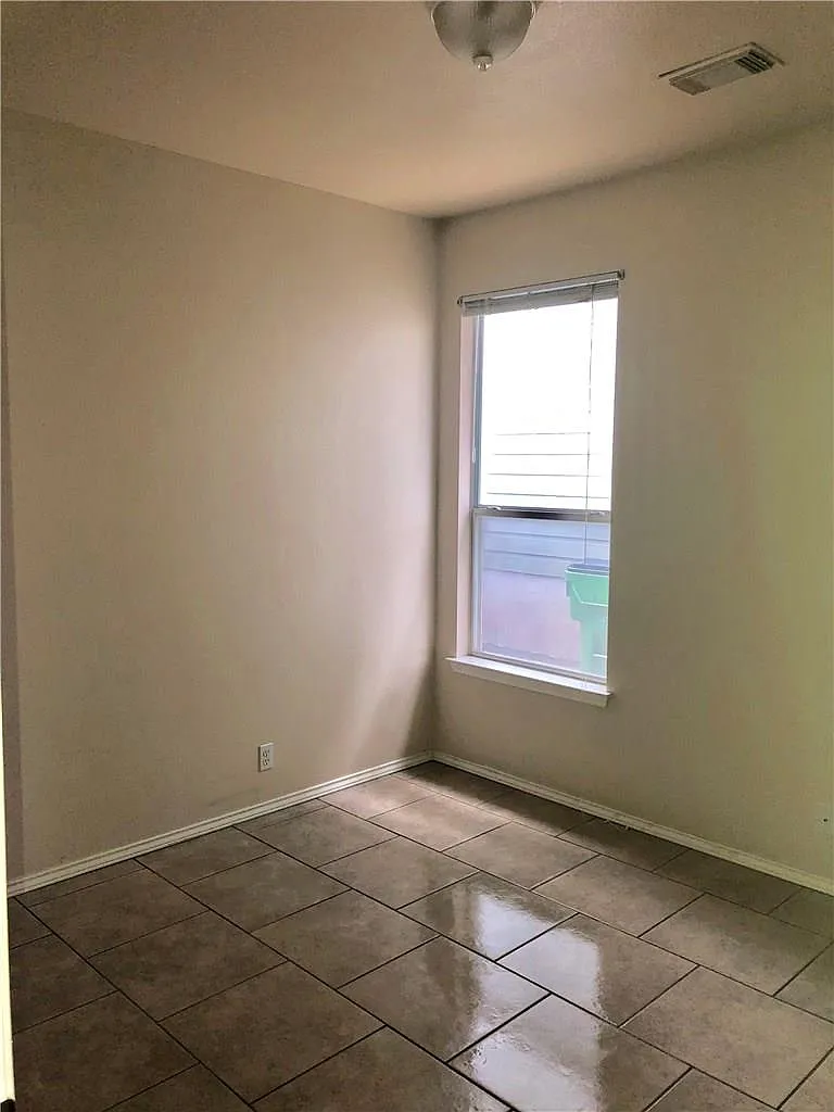 3 bed, 2.0 bath, 1265 sqft, $1,700 — Photo 4