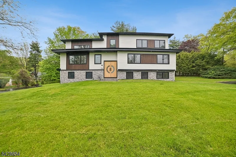 7 bed, 6.0 bath, $25,000 — Photo 2