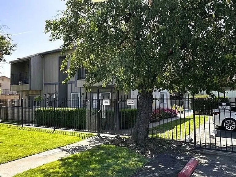 610 E Pine St — Photo 7