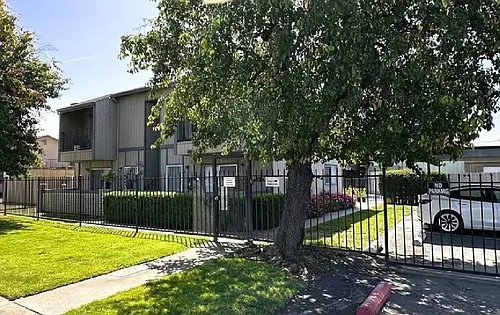 610 E Pine St Photo 1