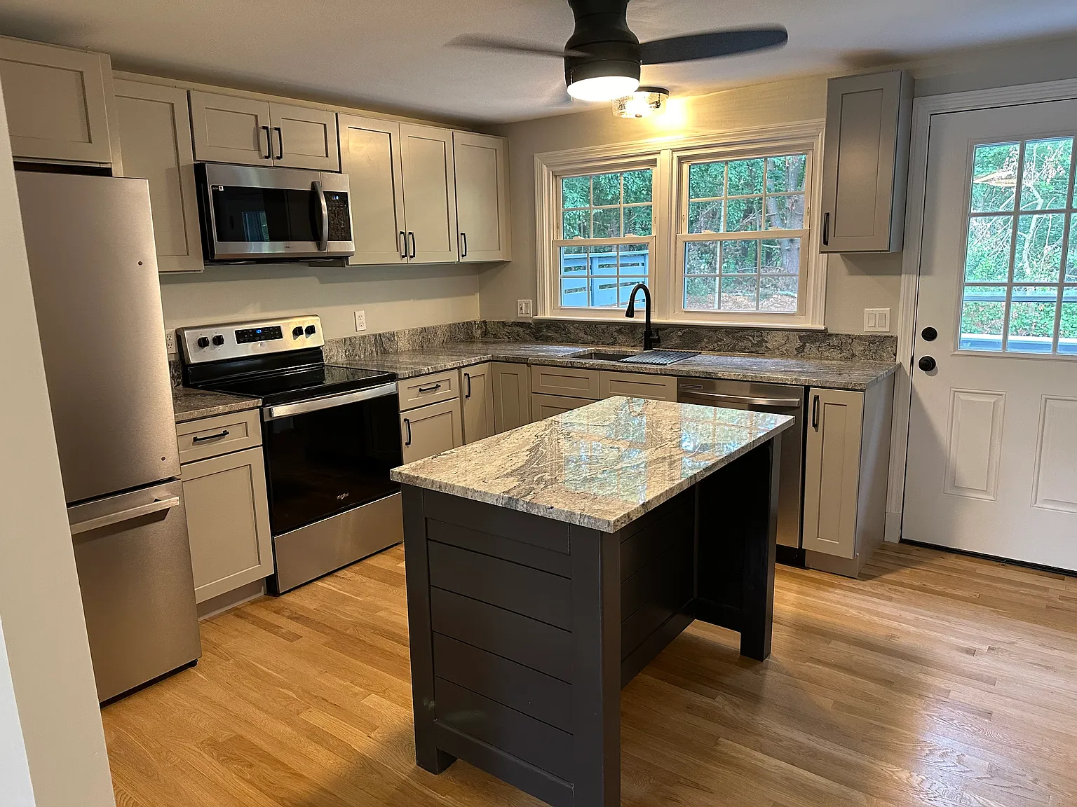 2 bed, 1000 sqft, $2,500 — Photo 3