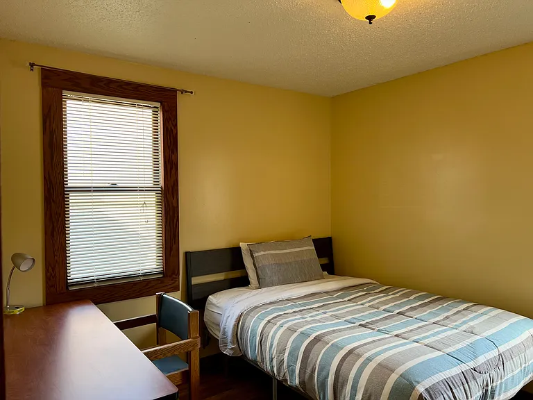 1122 Center St W — Photo 14