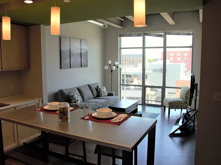 601 R St — Photo 2