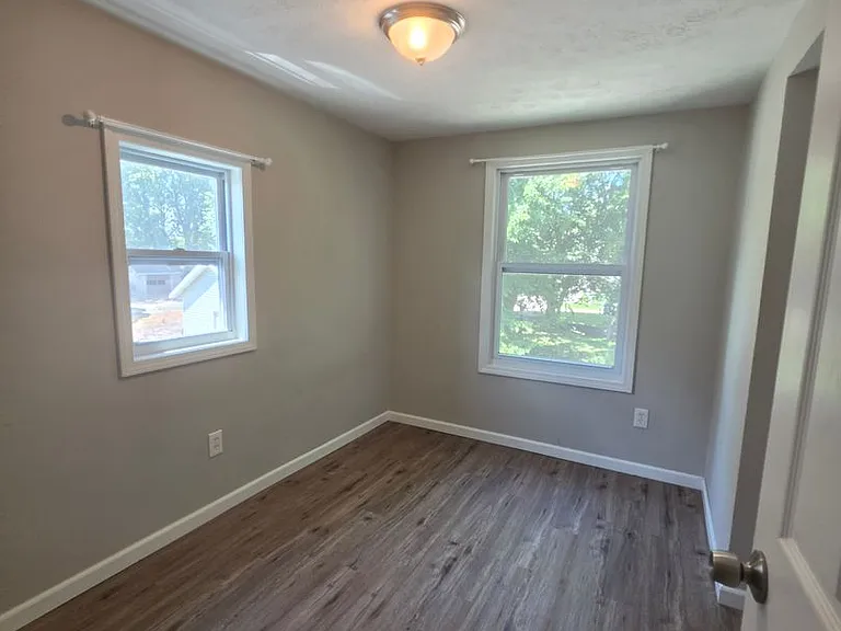 454 Kling St — Photo 11
