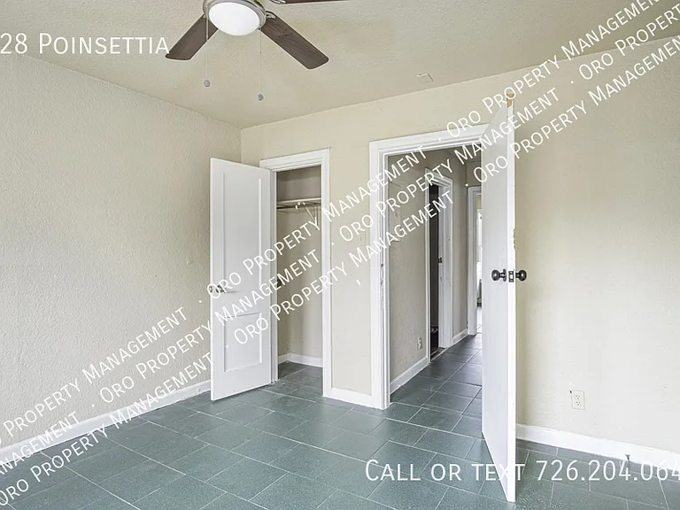 928 Poinsettia — Photo 1