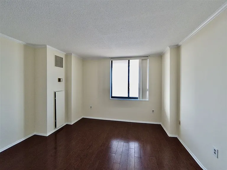 1434 Harmon Cove Tower — Photo 11