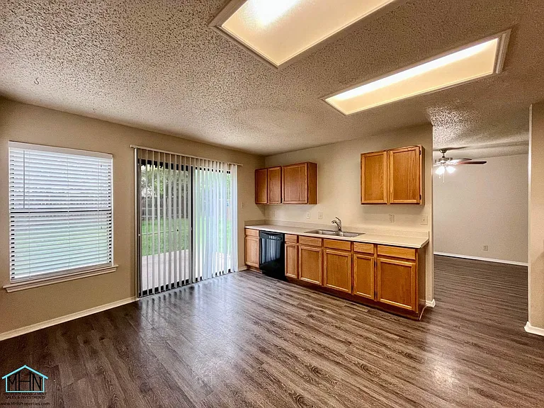 8143 Chestnut Manor Dr — Photo 12