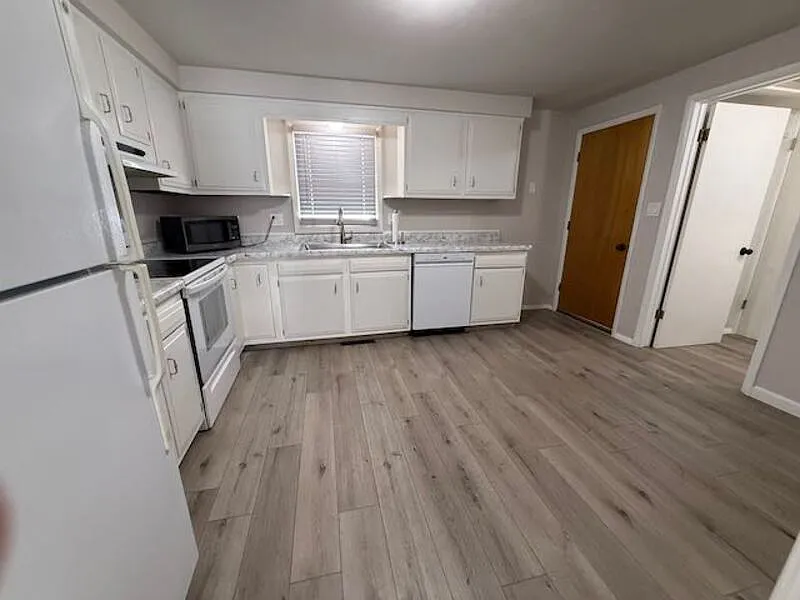3 bed, 1.5 bath, 1200 sqft, $2,200 — Photo 3
