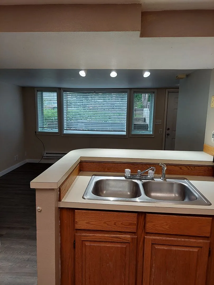 r815 Ave C — Photo 3